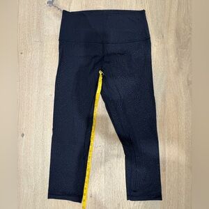 Lululemon aligned black lace pattern 21in leggings